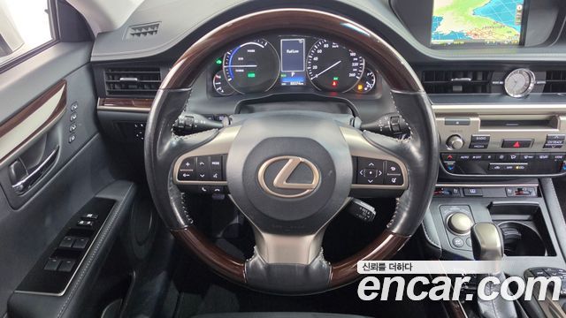 Lexus ES 2017 — photo 13