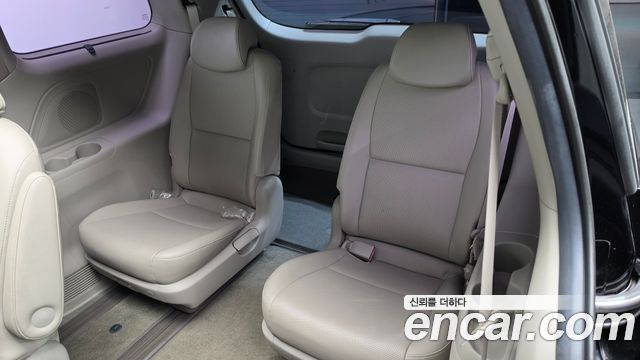 Kia Canival 2015 — photo 19