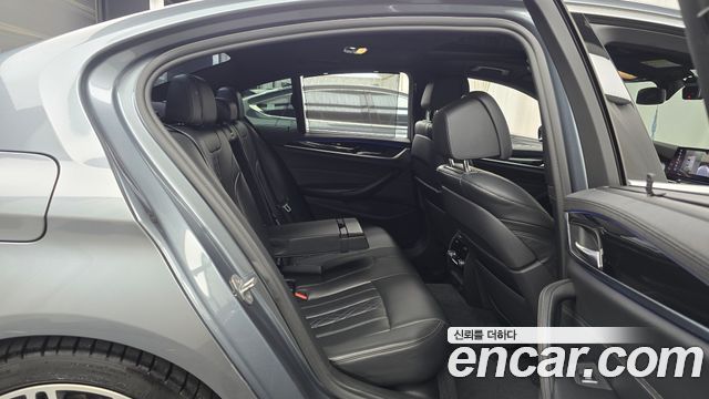 BMW 5-Series 2019 — photo 17