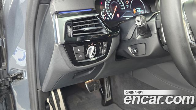 BMW 5-Series 2019 — photo 26