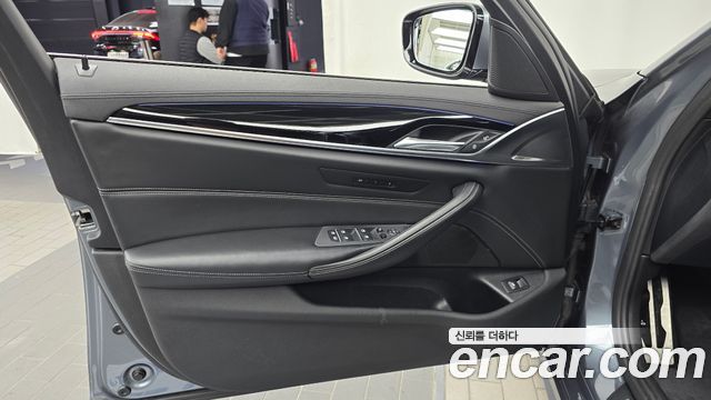 BMW 5-Series 2019 — photo 14