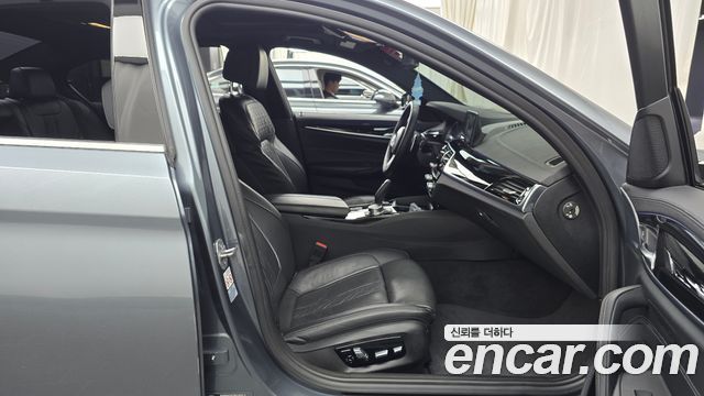 BMW 5-Series 2019 — photo 16