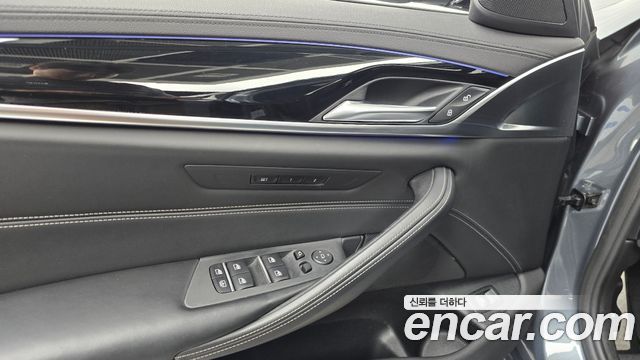 BMW 5-Series 2019 — photo 28