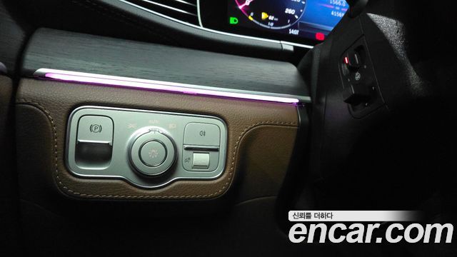 Mercedes-Benz GLS-Class 2025 — photo 28