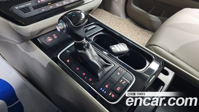 Kia Canival 2015 — photo 9