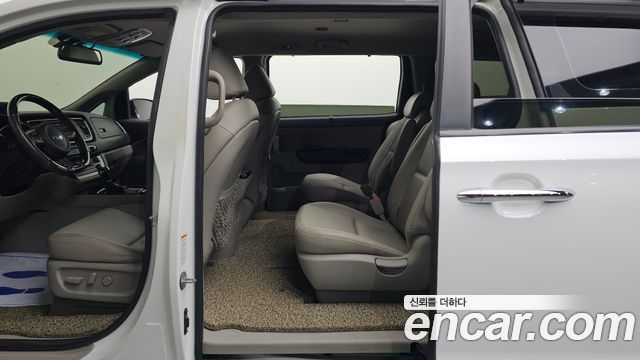 Kia Canival 2015 — photo 11