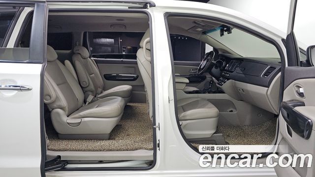 Kia Canival 2015 — photo 12