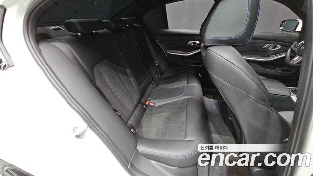 BMW 3-Series 2022 — photo 11