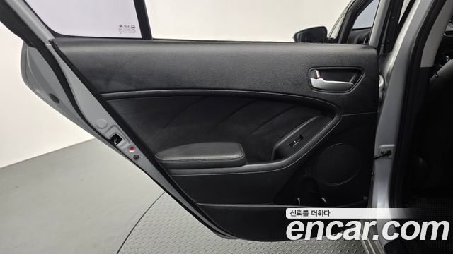 Kia K3 2015 — photo 15