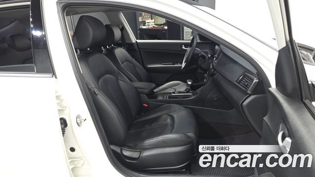 Kia K5 2017 — photo 17