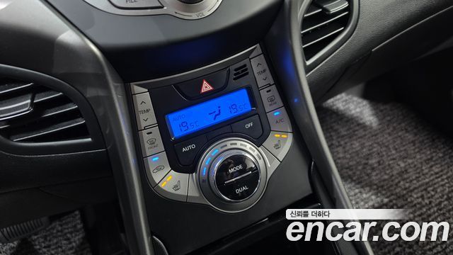 Hyundai AVANTE 2013 — photo 15