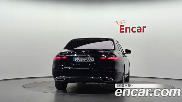 Mercedes-Benz E-Class 2023 — photo 4