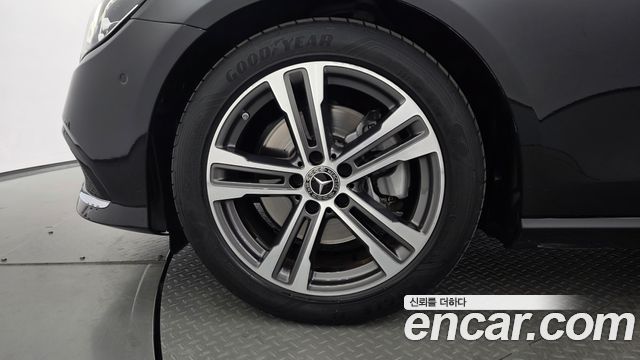 Mercedes-Benz E-Class 2023 — photo 5
