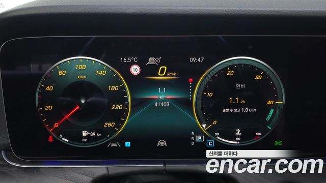 Mercedes-Benz E-Class 2023 — photo 11