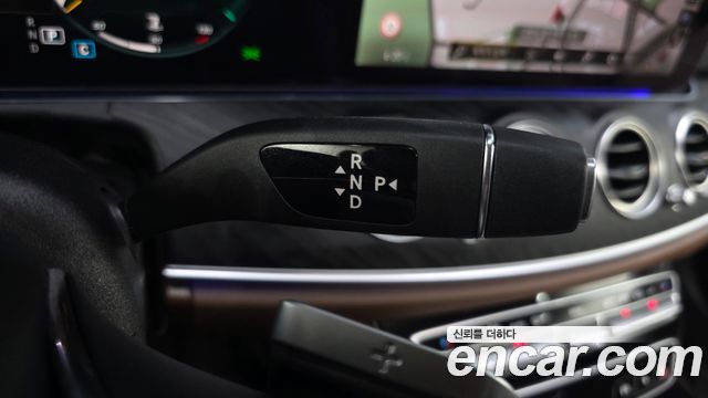 Mercedes-Benz E-Class 2023 — photo 12