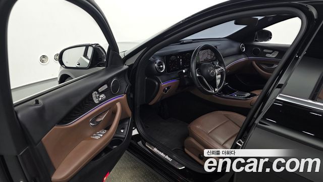 Mercedes-Benz E-Class 2023 — photo 13