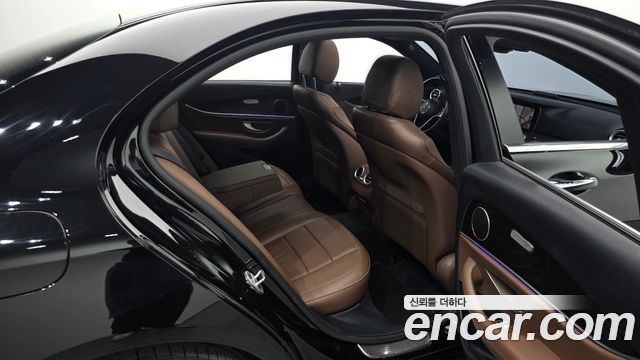 Mercedes-Benz E-Class 2023 — photo 18