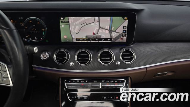 Mercedes-Benz E-Class 2023 — photo 20
