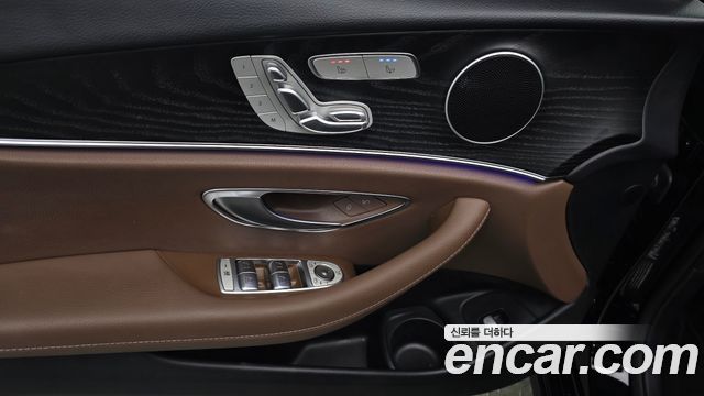 Mercedes-Benz E-Class 2023 — photo 23