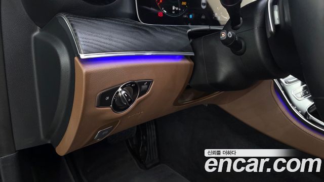 Mercedes-Benz E-Class 2023 — photo 24