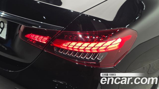 Mercedes-Benz E-Class 2023 — photo 9