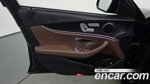 Mercedes-Benz E-Class 2023 — photo 14