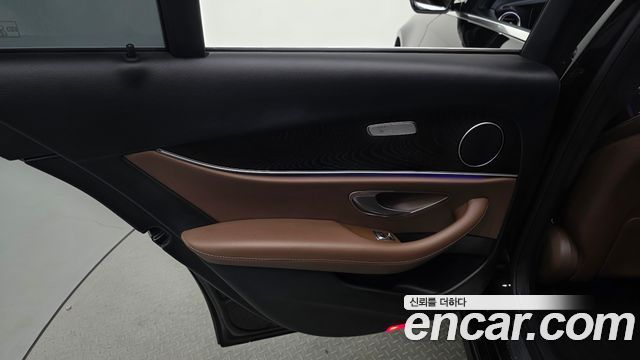 Mercedes-Benz E-Class 2023 — photo 15