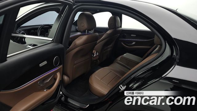 Mercedes-Benz E-Class 2023 — photo 16