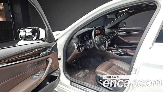 BMW 5-Series 2022 — photo 13