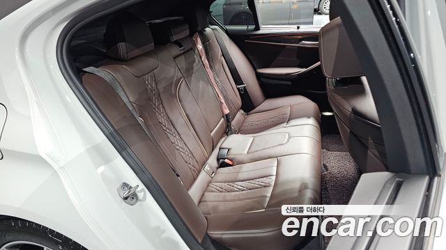 BMW 5-Series 2022 — photo 17