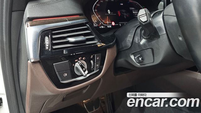 BMW 5-Series 2022 — photo 23
