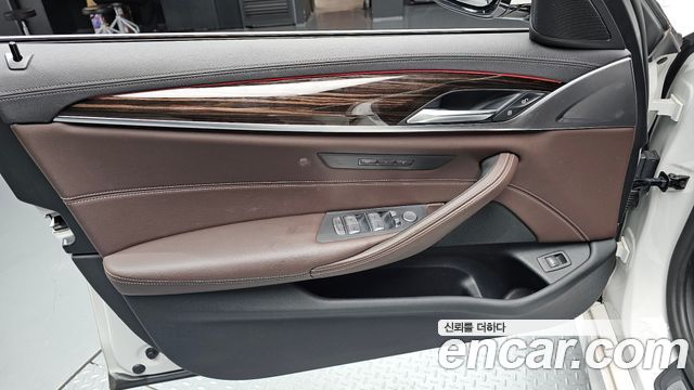 BMW 5-Series 2022 — photo 14