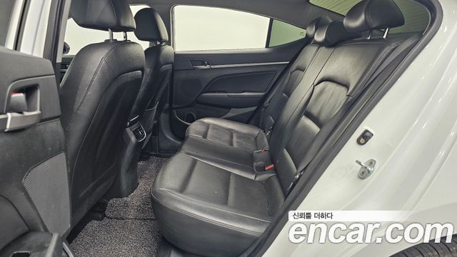 Hyundai AVANTE 2016 — photo 11