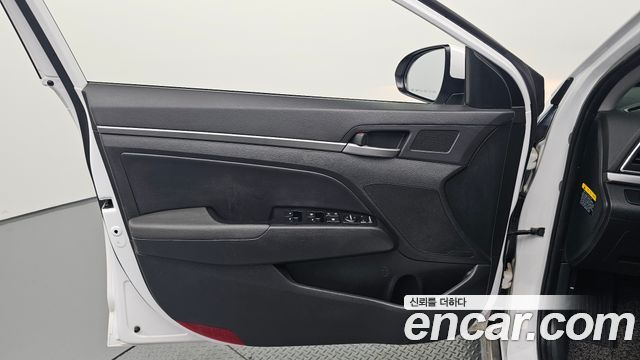 Hyundai AVANTE 2016 — photo 17