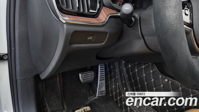 Volvo V60 2024 — photo 28
