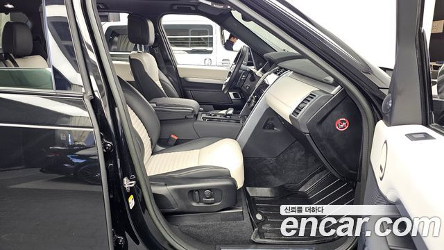 Land Rover Discovery 2023 — photo 17