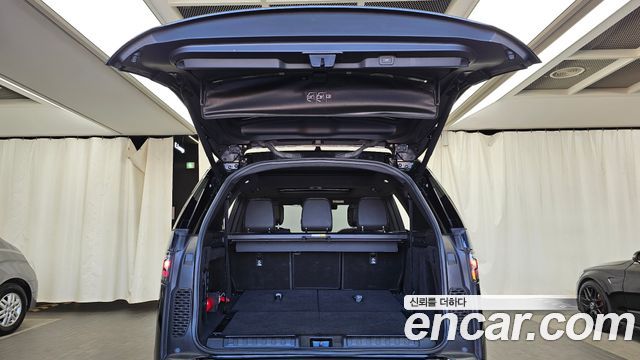 Land Rover Discovery 2023 — photo 26