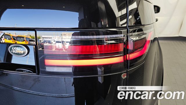 Land Rover Discovery 2023 — photo 9
