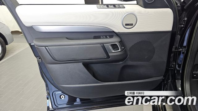 Land Rover Discovery 2023 — photo 14