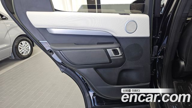 Land Rover Discovery 2023 — photo 15