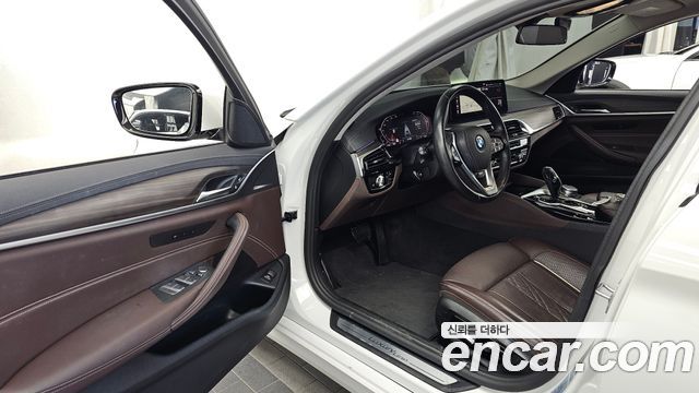BMW 5-Series 2021 — photo 13
