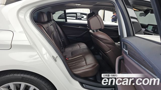 BMW 5-Series 2021 — photo 18