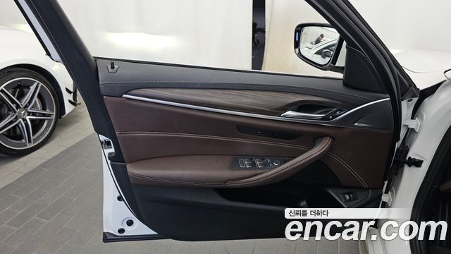 BMW 5-Series 2021 — photo 14