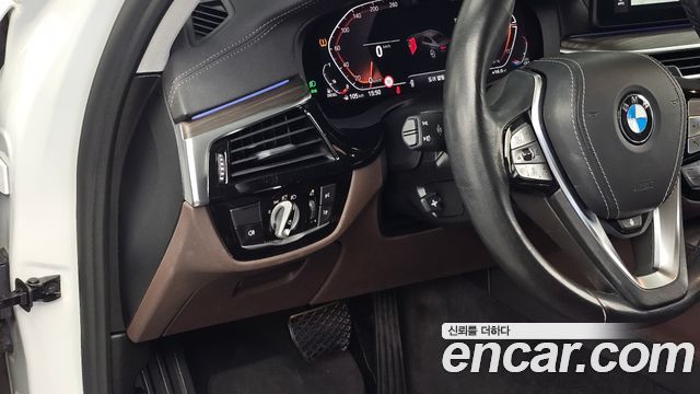 BMW 5-Series 2021 — photo 30