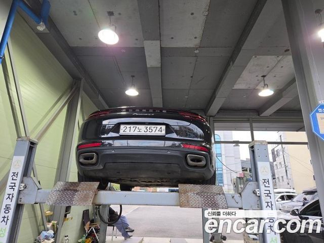 Porsche Panamera 2018 — photo 2
