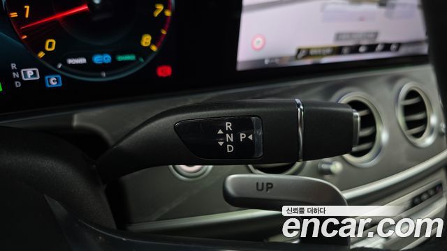 Mercedes-Benz E-Class 2023 — photo 12