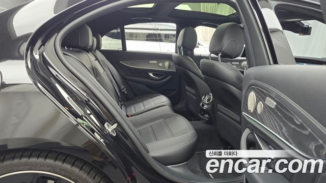 Mercedes-Benz E-Class 2023 — photo 17