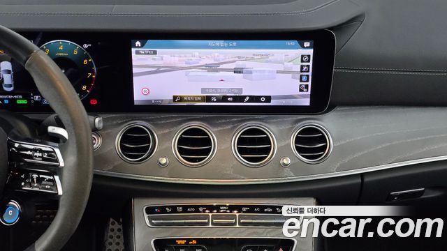 Mercedes-Benz E-Class 2023 — photo 18