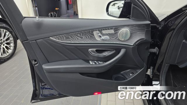 Mercedes-Benz E-Class 2023 — photo 14