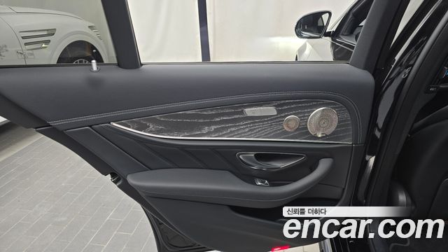 Mercedes-Benz E-Class 2023 — photo 15